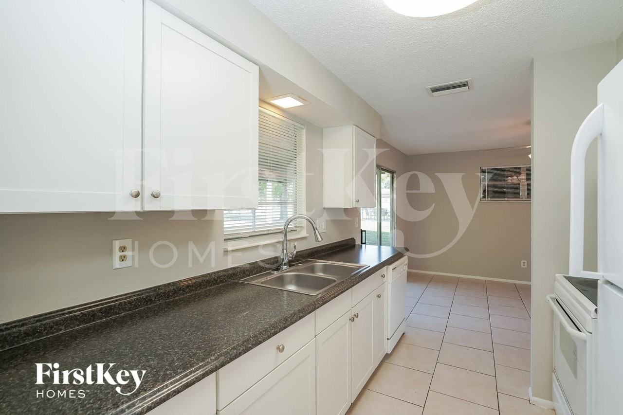 1423 Caywood Cir S - Photo 5 of 15