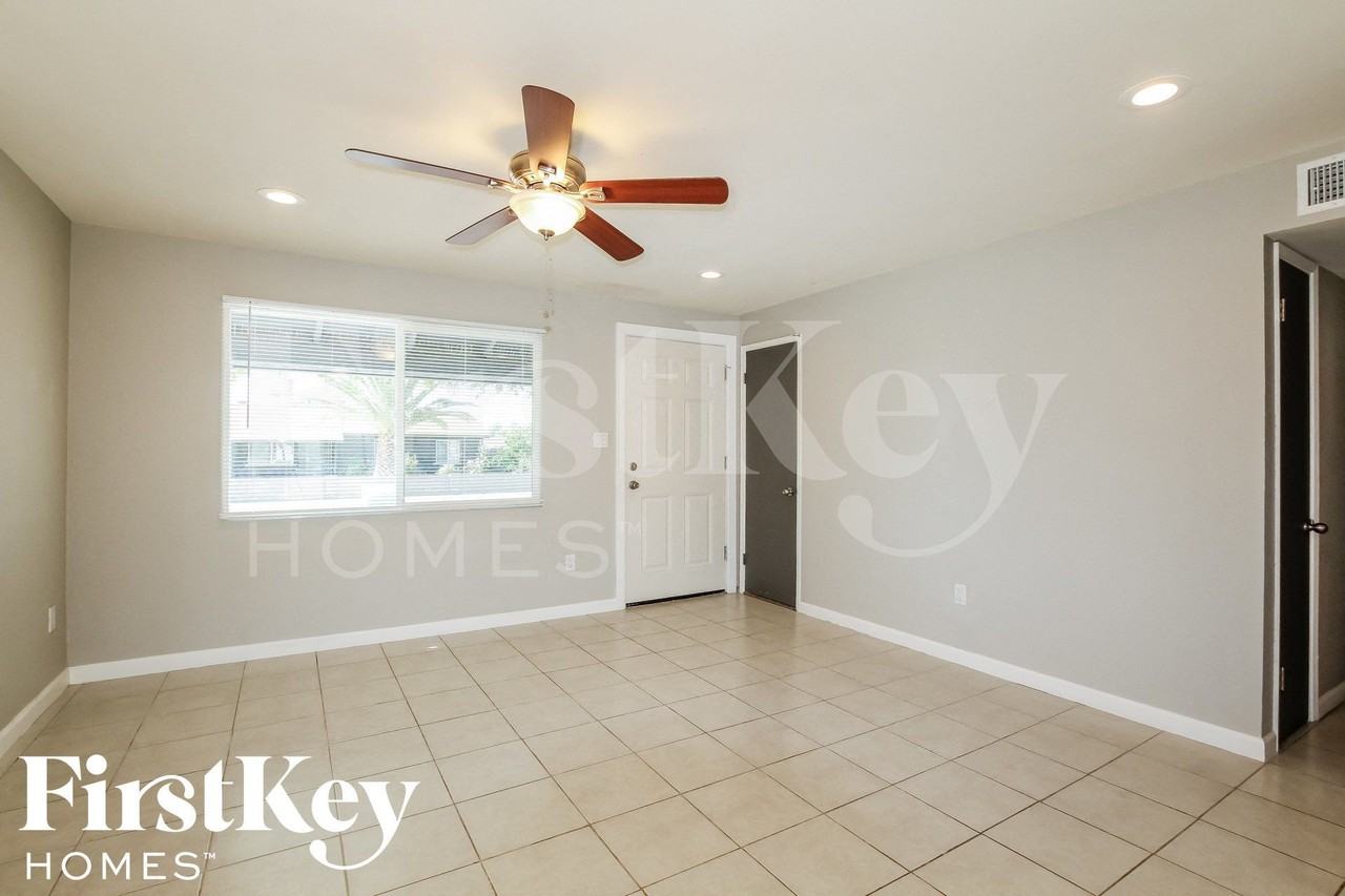 14049 N 37th Way - Photo 4 of 15