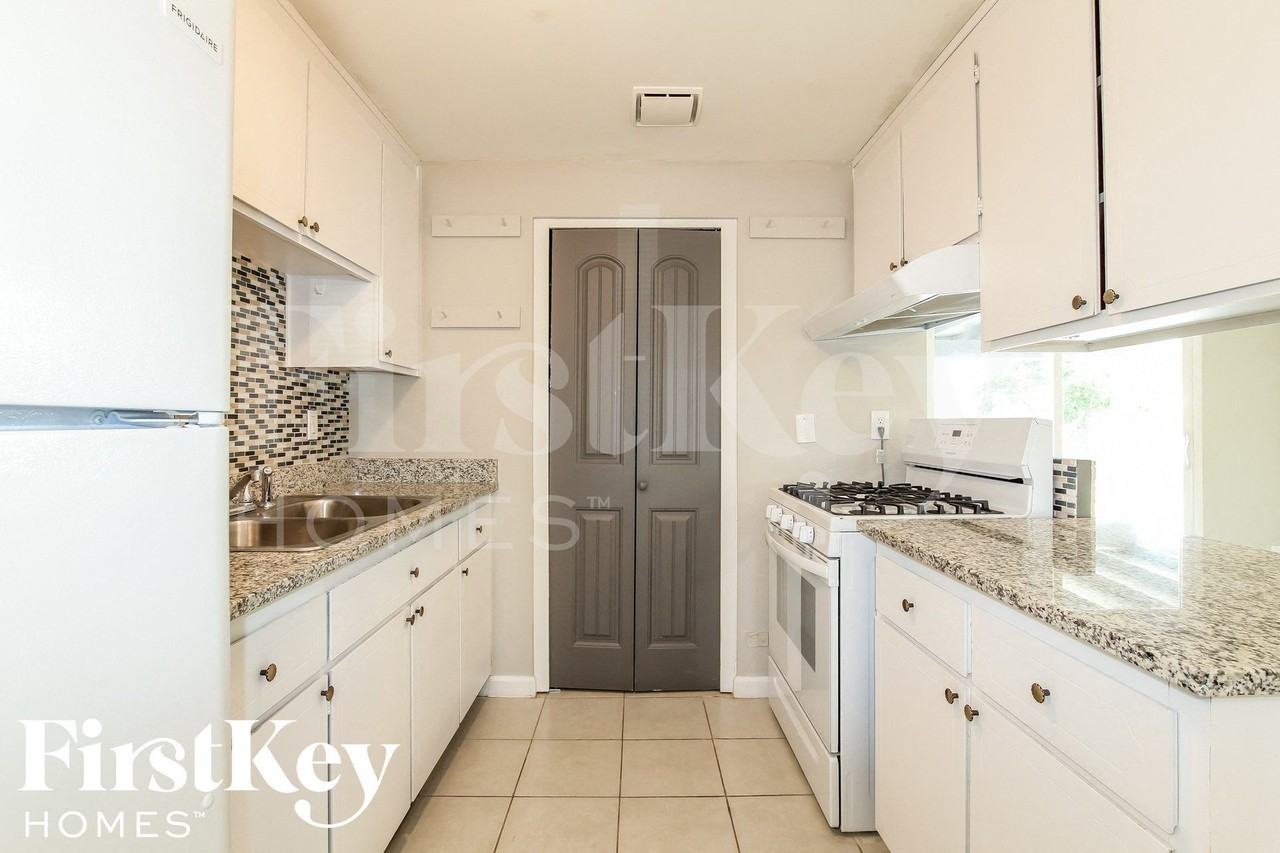 14049 N 37th Way - Photo 7 of 15