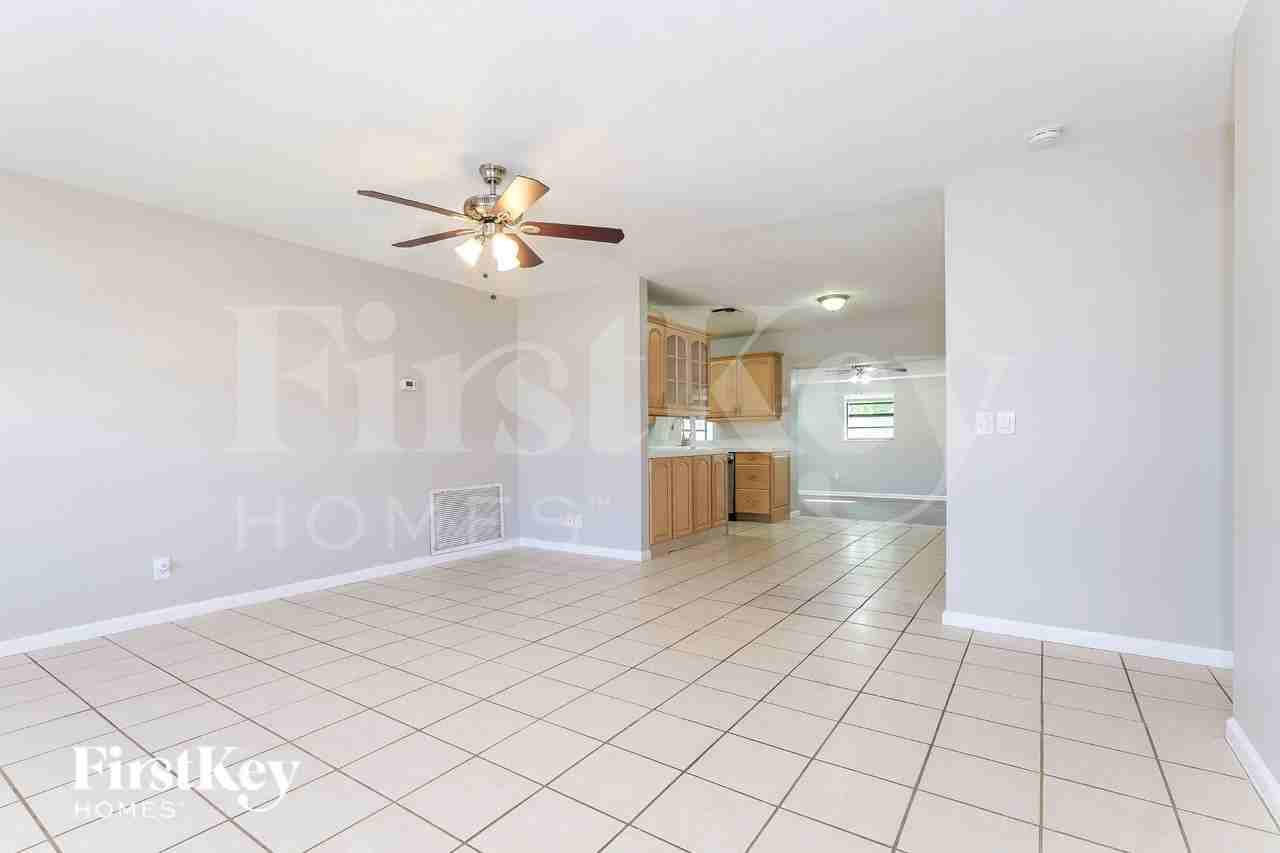 1389 Meadowbrook Dr - Photo 2 of 20