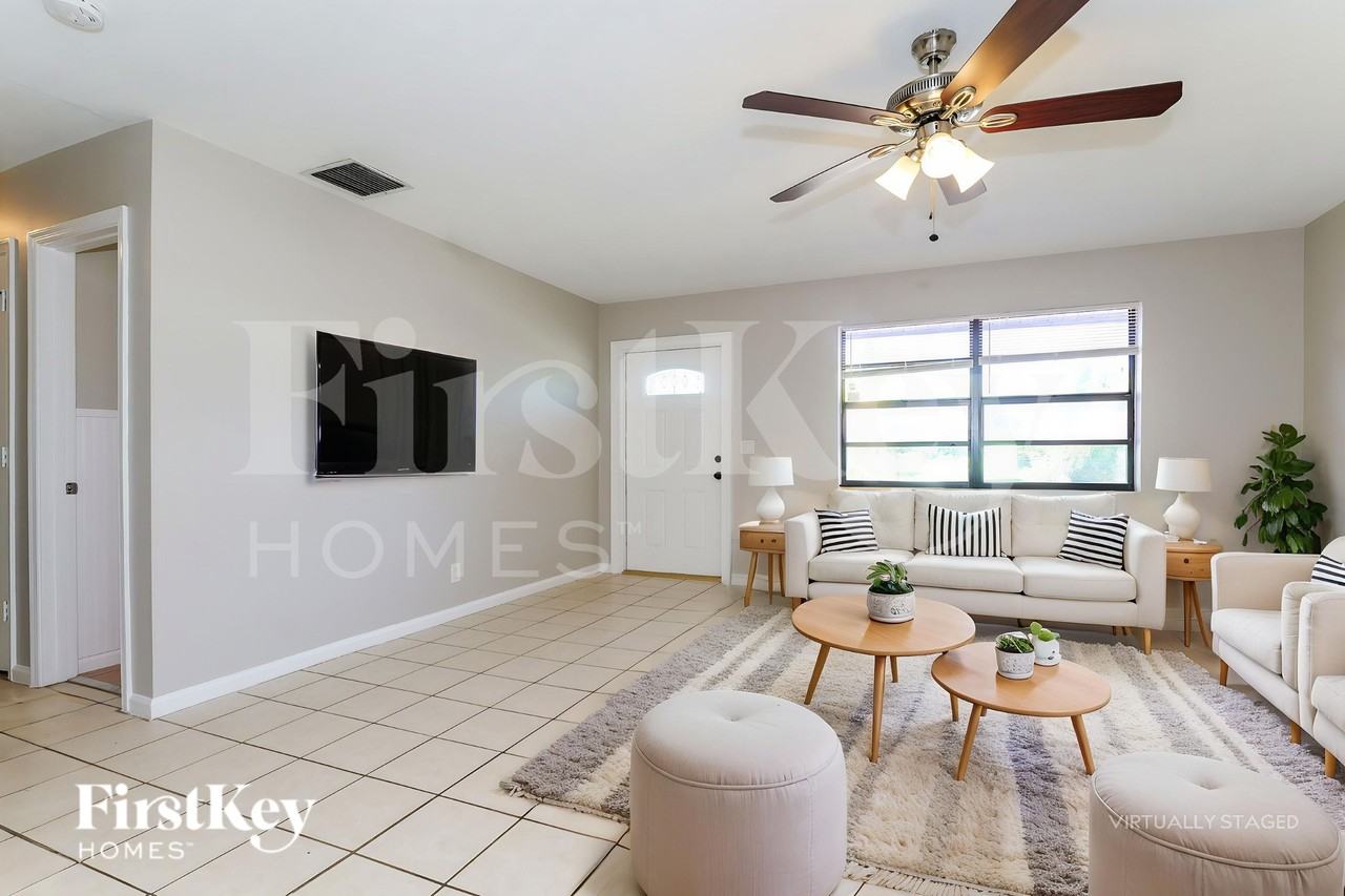 1389 Meadowbrook Dr - Photo 4 of 20