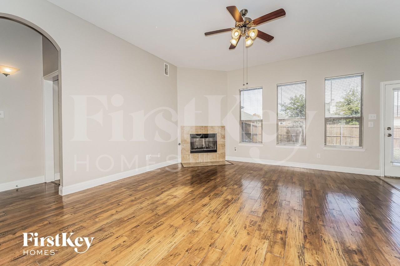 1215 Jessie Ln - Photo 2 of 16