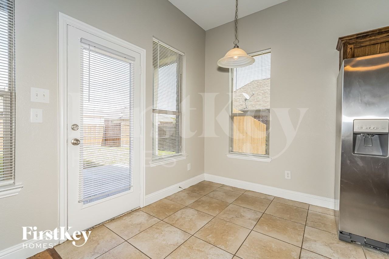 1215 Jessie Ln - Photo 5 of 16