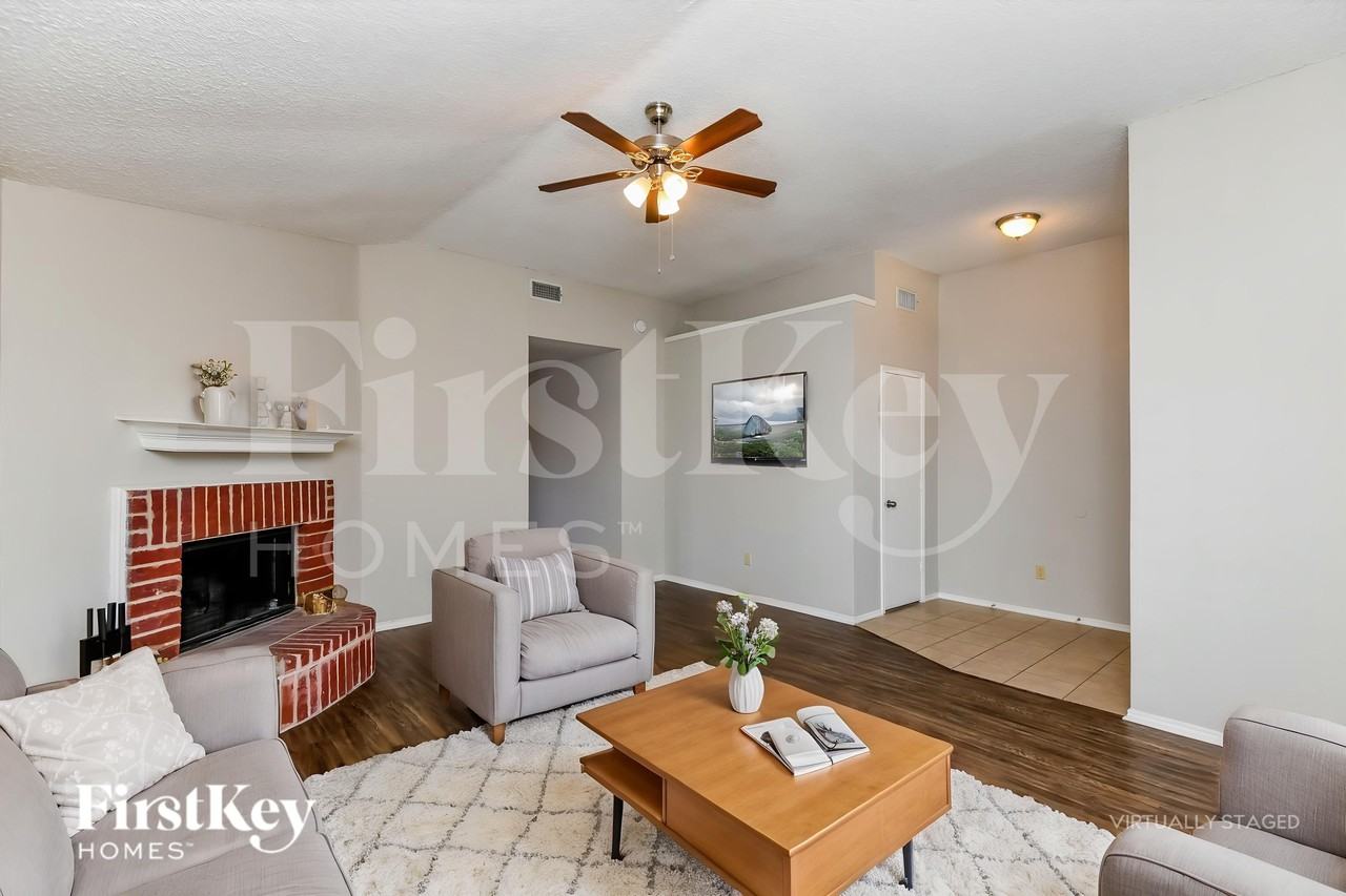 10913 Ives St - Photo 4 of 20
