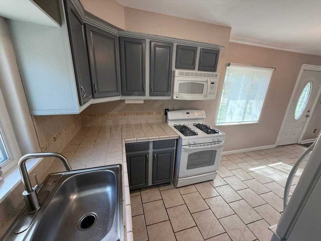 28124 Brentwood St - Photo 4 of 8