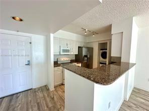 Brickell Ave - Photo 5 of 8