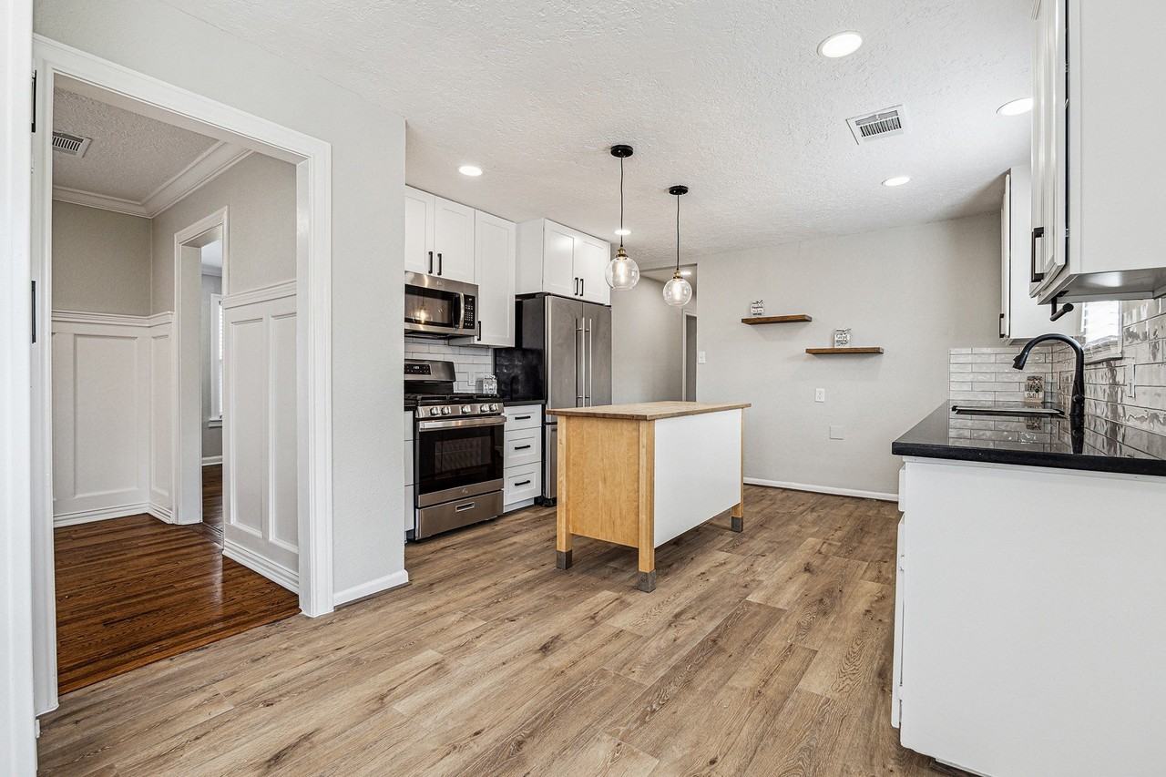 801 Woodcrest Dr - Photo 4 of 21