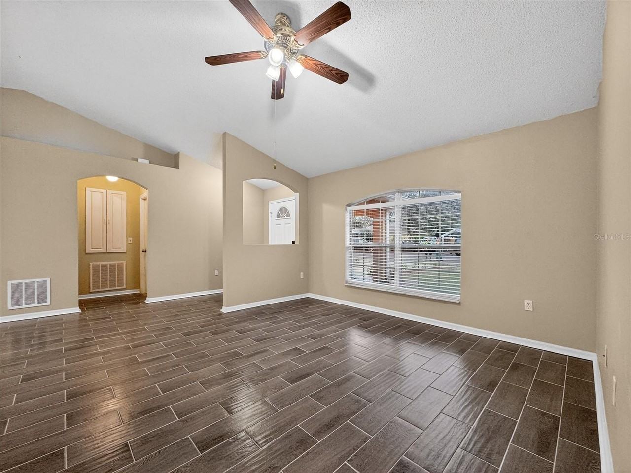 835 Lancaster Ave - Photo 4 of 14