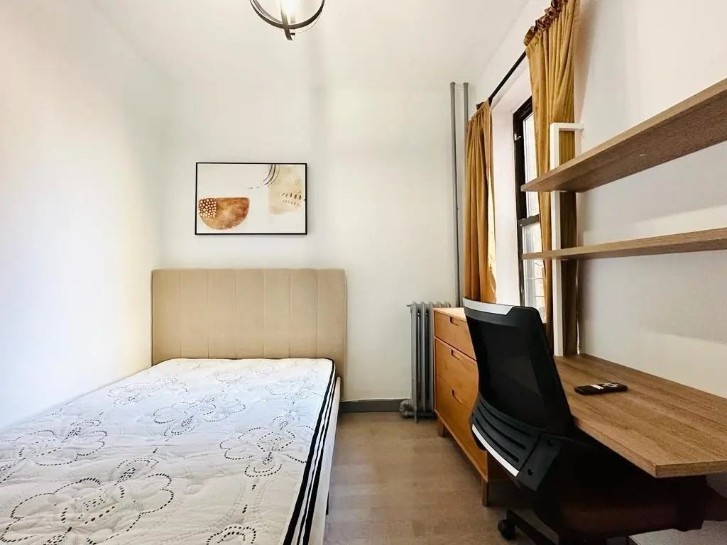 Private Bedroom in 3 Bedroom/1 Bathroom Home - Photo 2 of 8