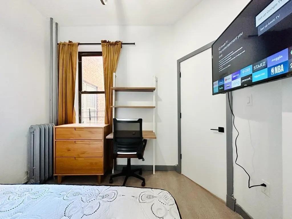 Private Bedroom in 3 Bedroom/1 Bathroom Home - Photo 3 of 8
