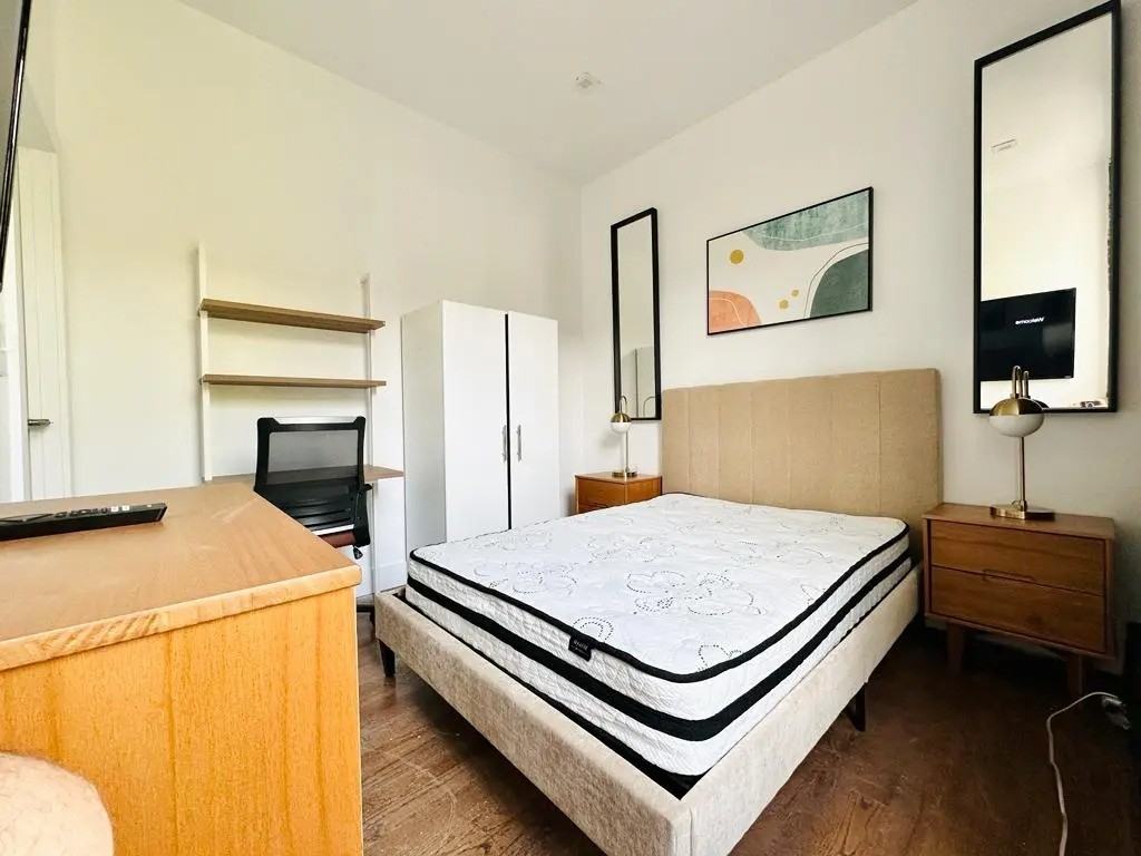 Private Bedroom in 5 Bedroom/2 Bathroom Home - Photo 2 of 10