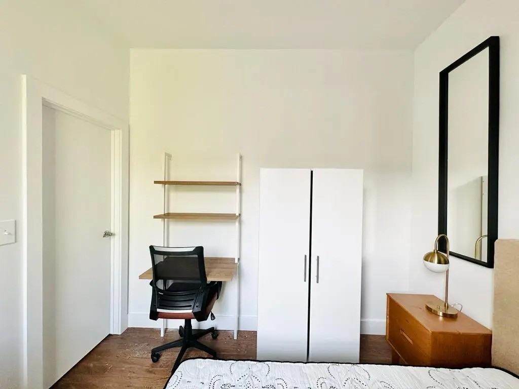 Private Bedroom in 5 Bedroom/2 Bathroom Home - Photo 3 of 10