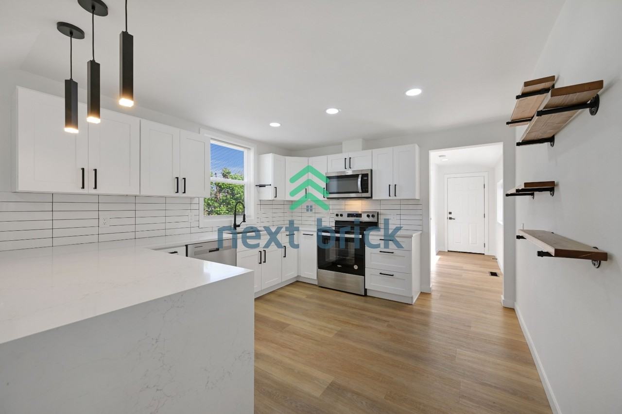 215 S 107th St - Photo 3 of 19