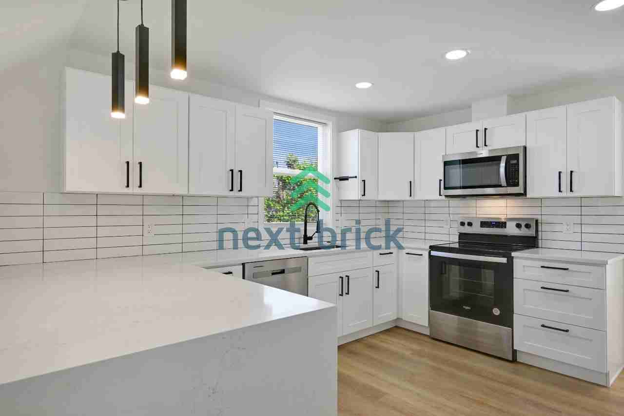 215 S 107th St - Photo 4 of 19