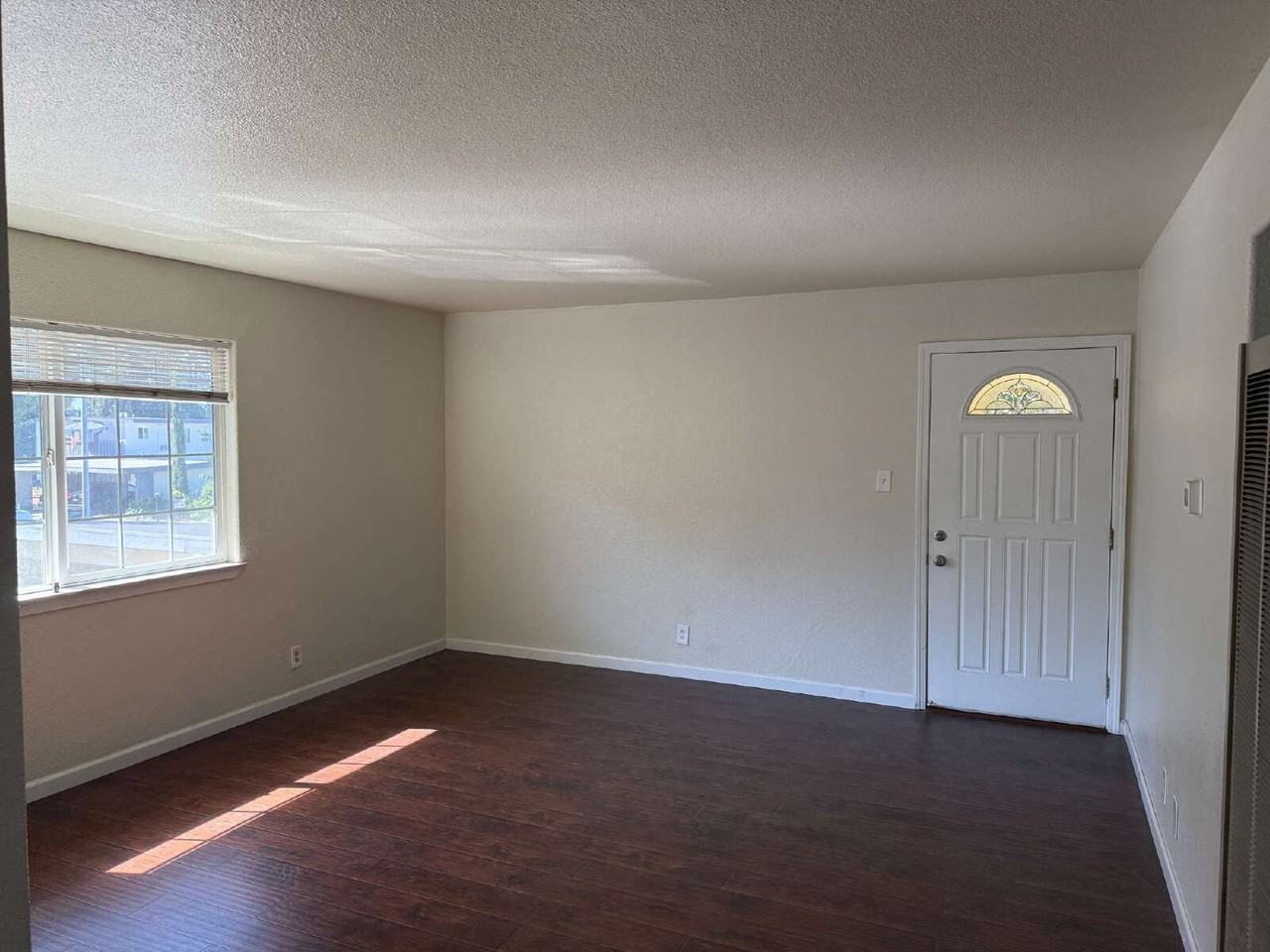 930 Ravenscourt Ave #4 - Photo 5 of 8