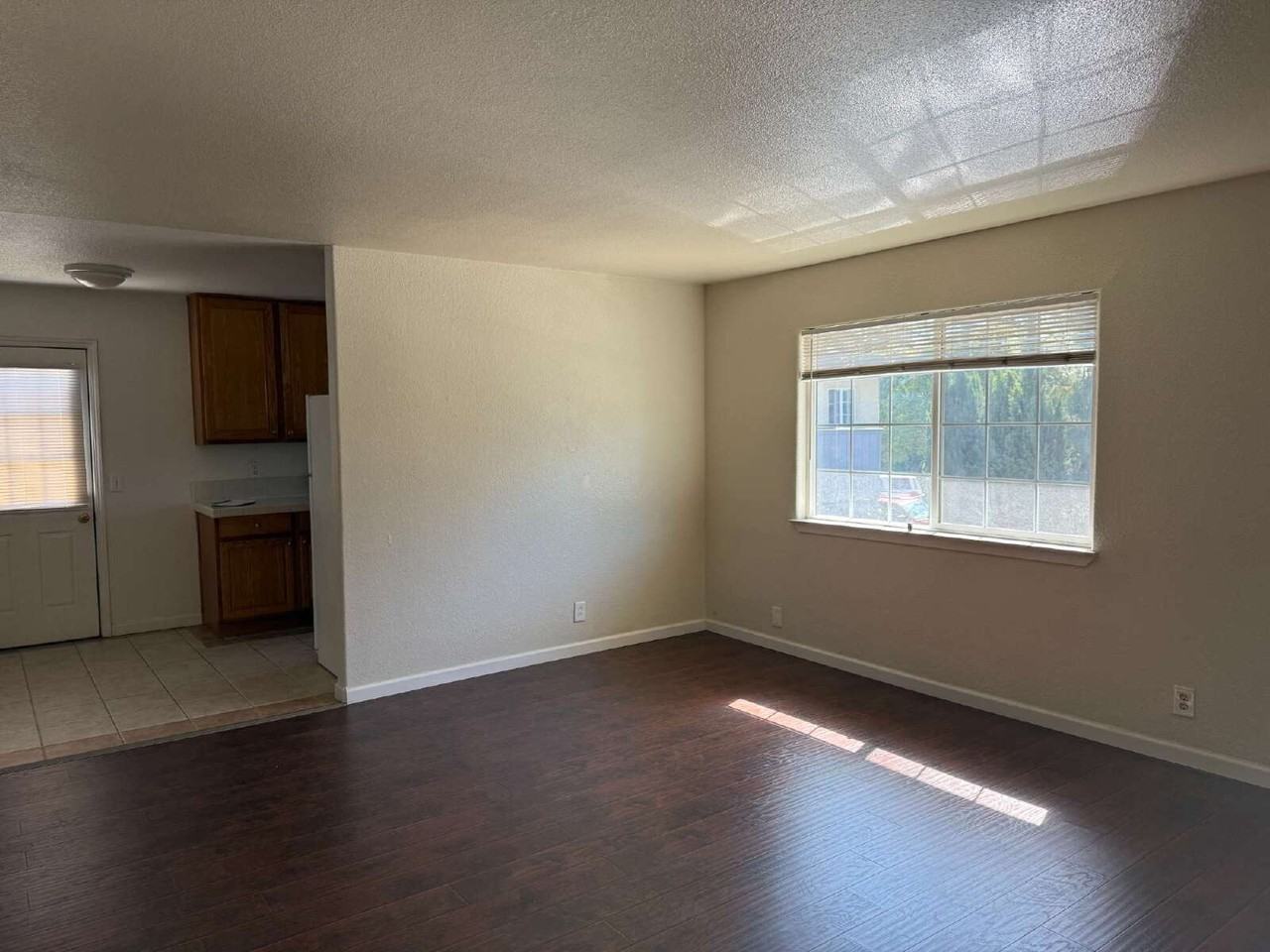 930 Ravenscourt Ave #4 - Photo 7 of 8