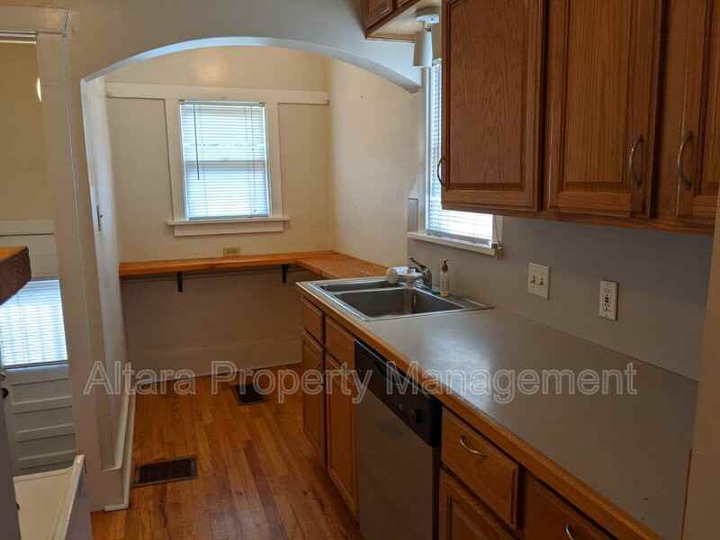 1824 S Franklin St - Photo 3 of 20
