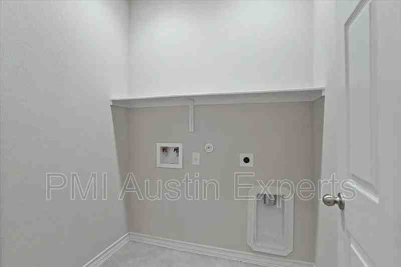 405 Coba St - Photo 4 of 25