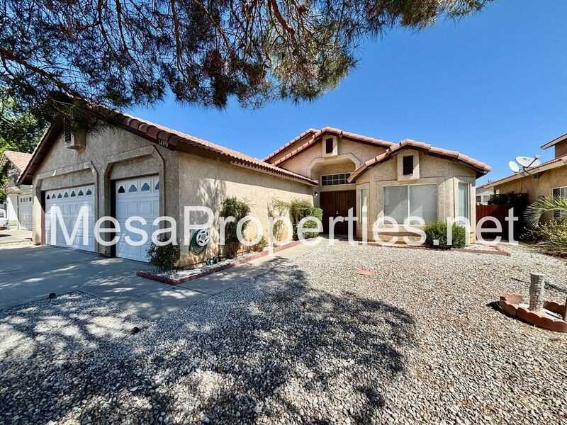 14390 Hillsborough Dr - Photo 2 of 29