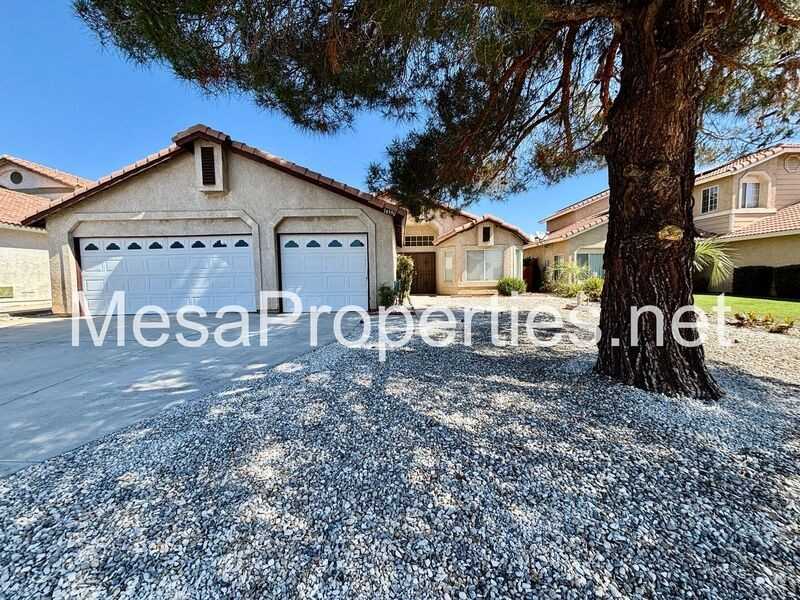 14390 Hillsborough Dr - Photo 3 of 29