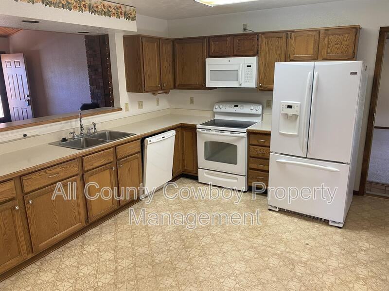 2132 Carrington Ct - Photo 3 of 16