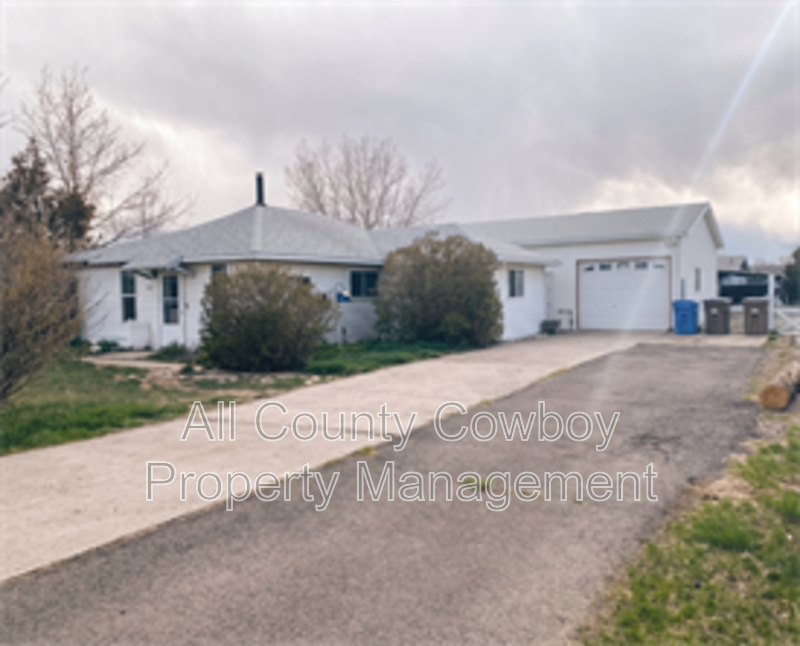528 S Pierce St - Photo 2 of 16