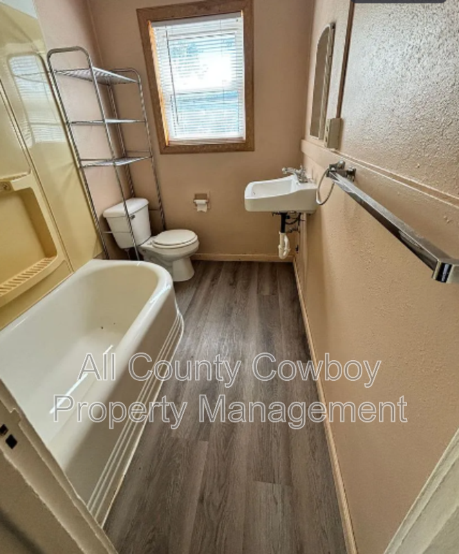 513 E Custer St - Photo 4 of 7