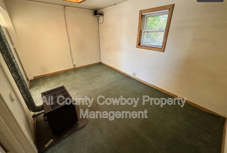 513 E Custer St - Photo 5 of 7