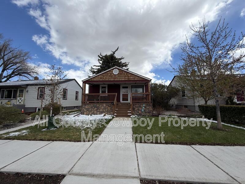 1011 S 6th St - Photo 2 of 14