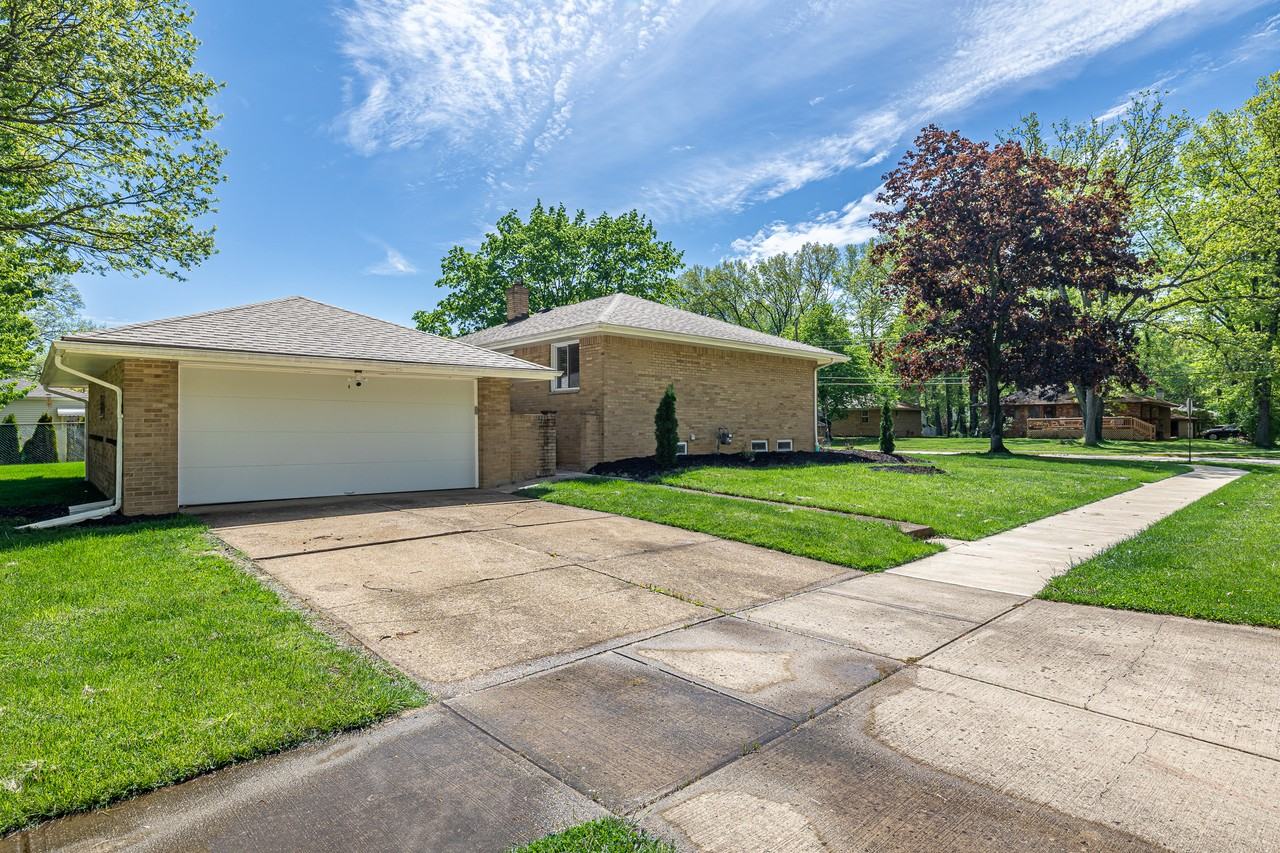 27484 Hollywood Dr - Photo 3 of 30