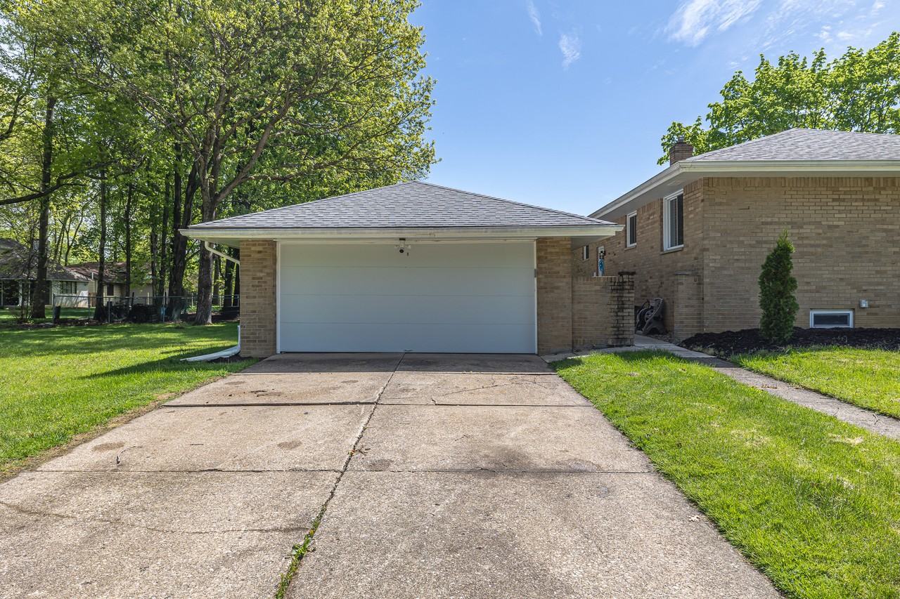 27484 Hollywood Dr - Photo 4 of 30