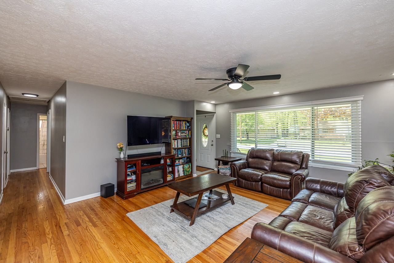27484 Hollywood Dr - Photo 5 of 30