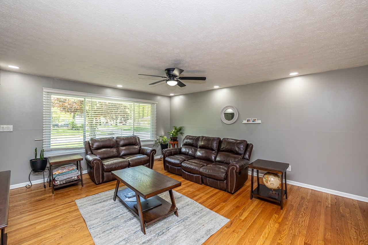 27484 Hollywood Dr - Photo 6 of 30