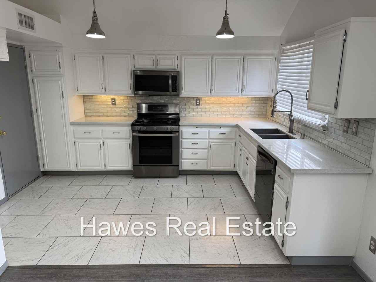 700 Periwinkle Ln - Photo 6 of 28