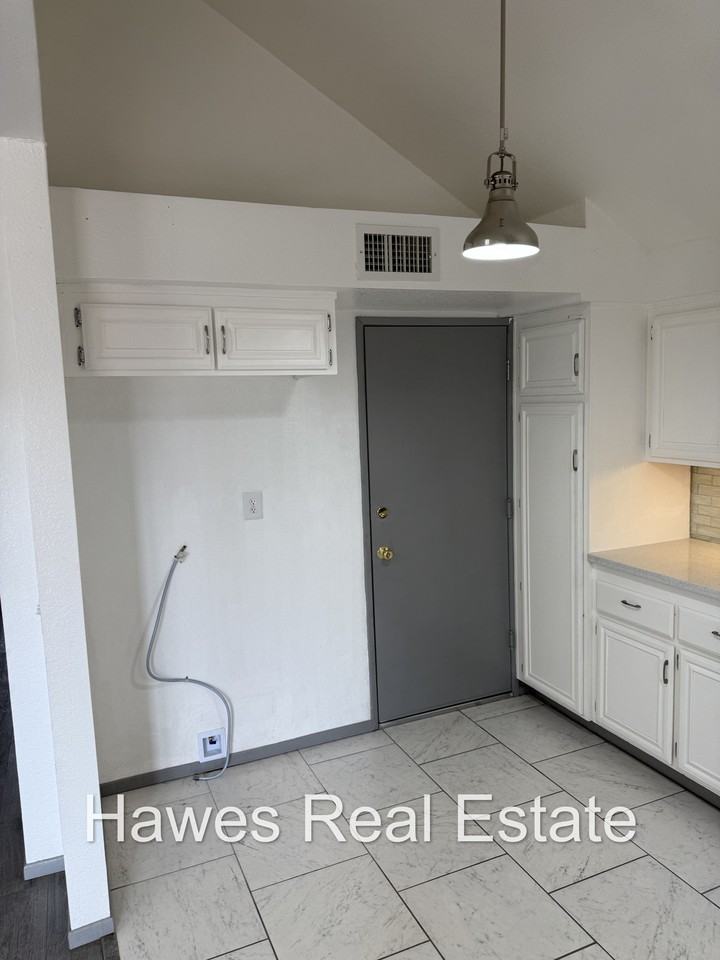 700 Periwinkle Ln - Photo 7 of 28