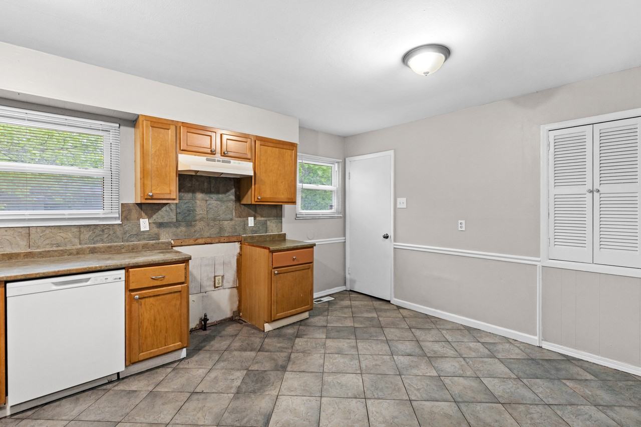 1413 Redman Blvd - Photo 7 of 24