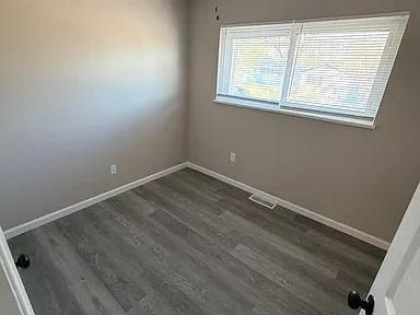 242 Gladys Ave - Photo 2 of 7
