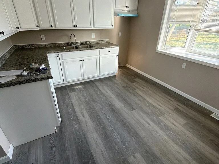 242 Gladys Ave - Photo 3 of 7
