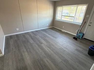 242 Gladys Ave - Photo 4 of 7