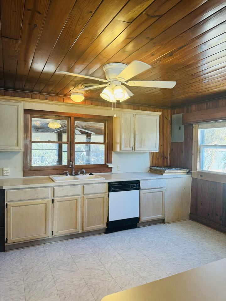 404 23rd Ave N #B - Photo 3 of 18