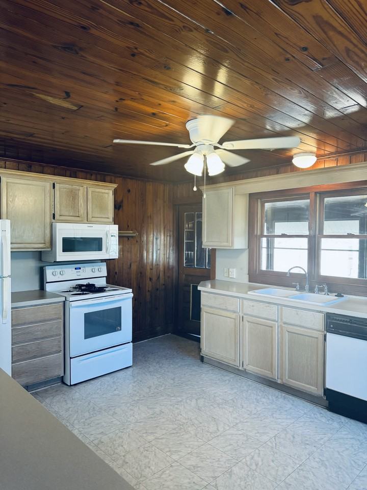 404 23rd Ave N #B - Photo 4 of 18