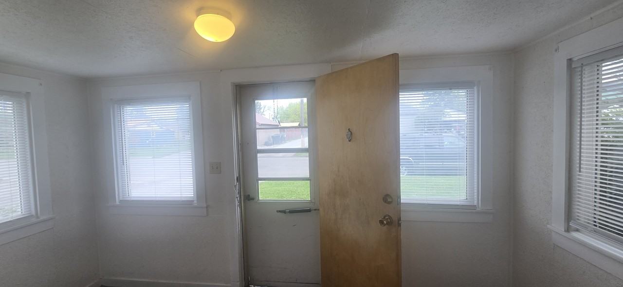 827 4th St W - Photo 2 of 19