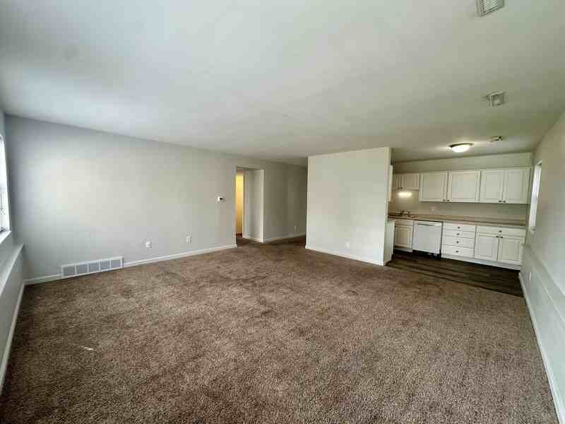 1440 Meadowview Dr #1 - Photo 4 of 15