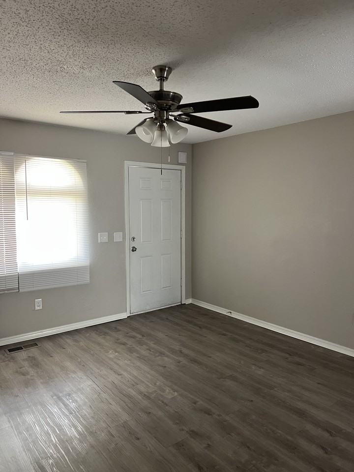 220 Bainbridge Rd - Photo 3 of 17
