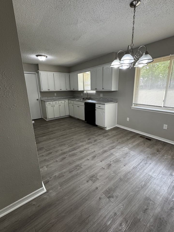 220 Bainbridge Rd - Photo 5 of 17