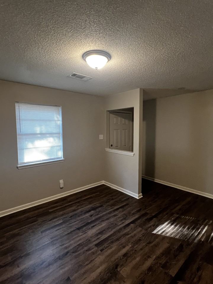 8702 Oakhaven Dr - Photo 2 of 20