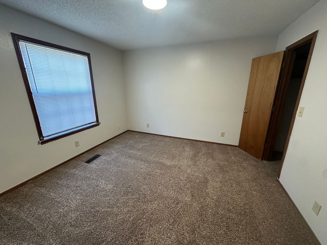 412 S Wyandotte Ave - Photo 6 of 16
