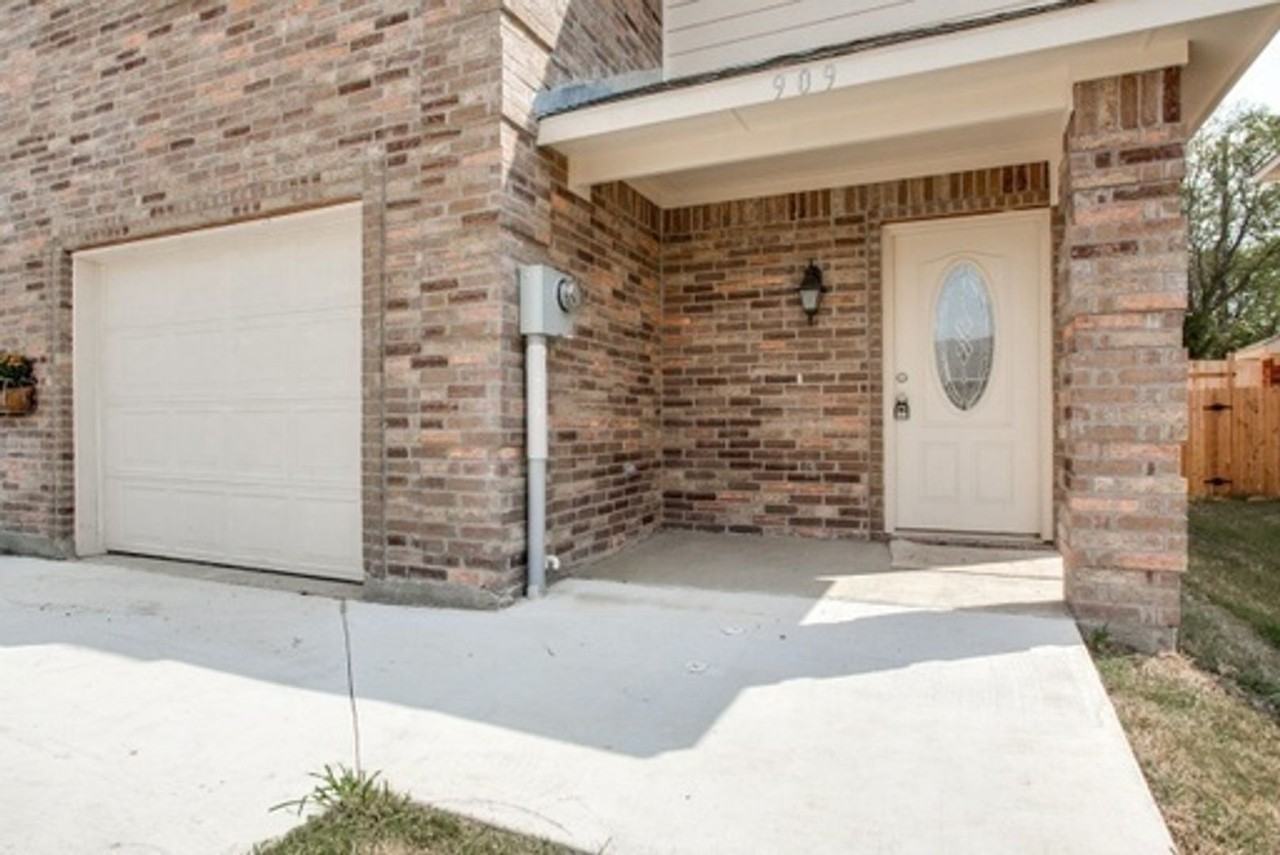 909 Parkplace Rdg - Photo 2 of 23