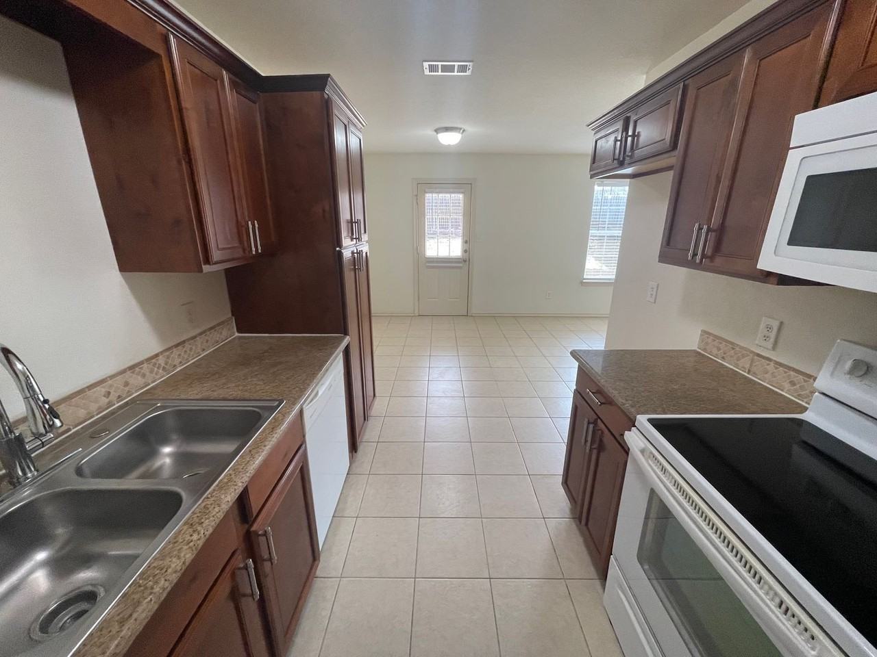 909 Parkplace Rdg - Photo 7 of 23