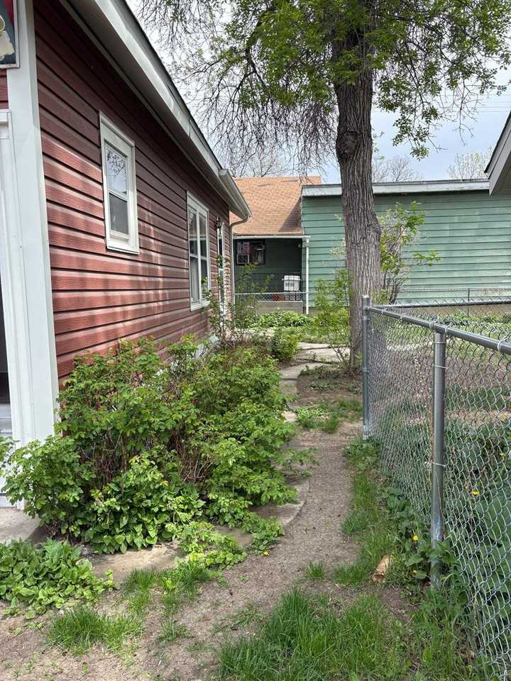 205 1/2 Terry Ave - Photo 3 of 20